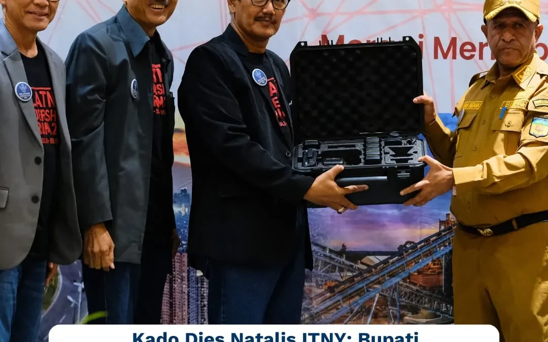 Kado Dies Natalis ITNY: Bupati Pegunungan Bintang Spei Yan Bidana Alumi TG 96 Sumbangkan Drone Canggih